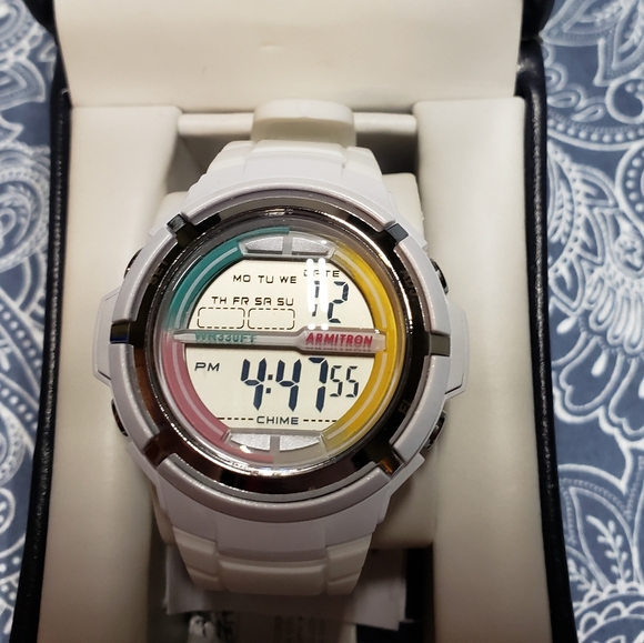 Women's Watch - Picture 3 of 8